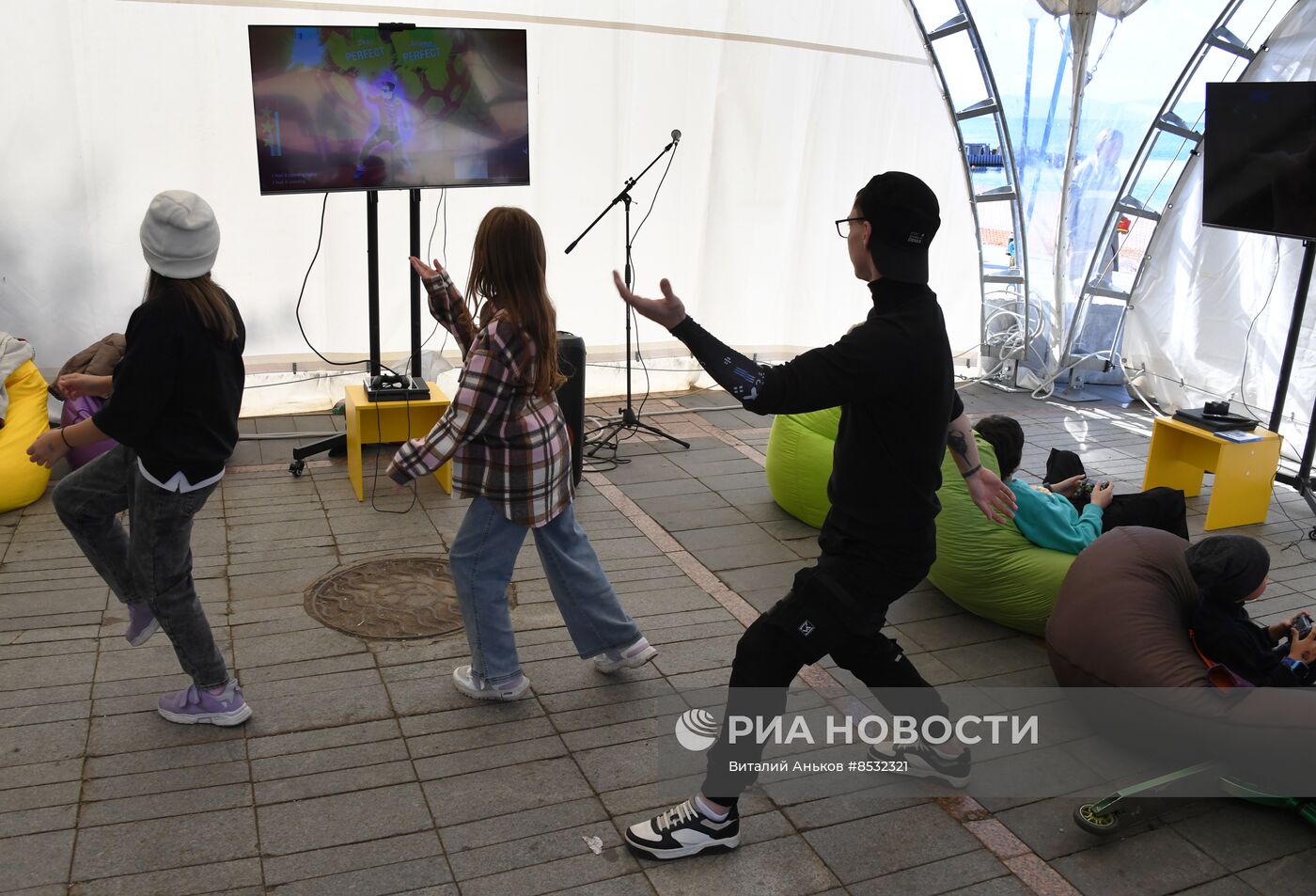 Фестиваль современности "Здесь и сейчас" во Владивостоке