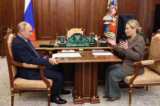 Встреча президента РФ В. Путина и министра культуры РФ О. Любимовой