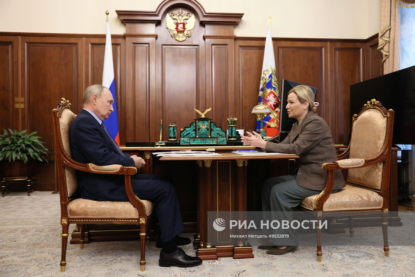 Встреча президента РФ В. Путина и министра культуры РФ О. Любимовой