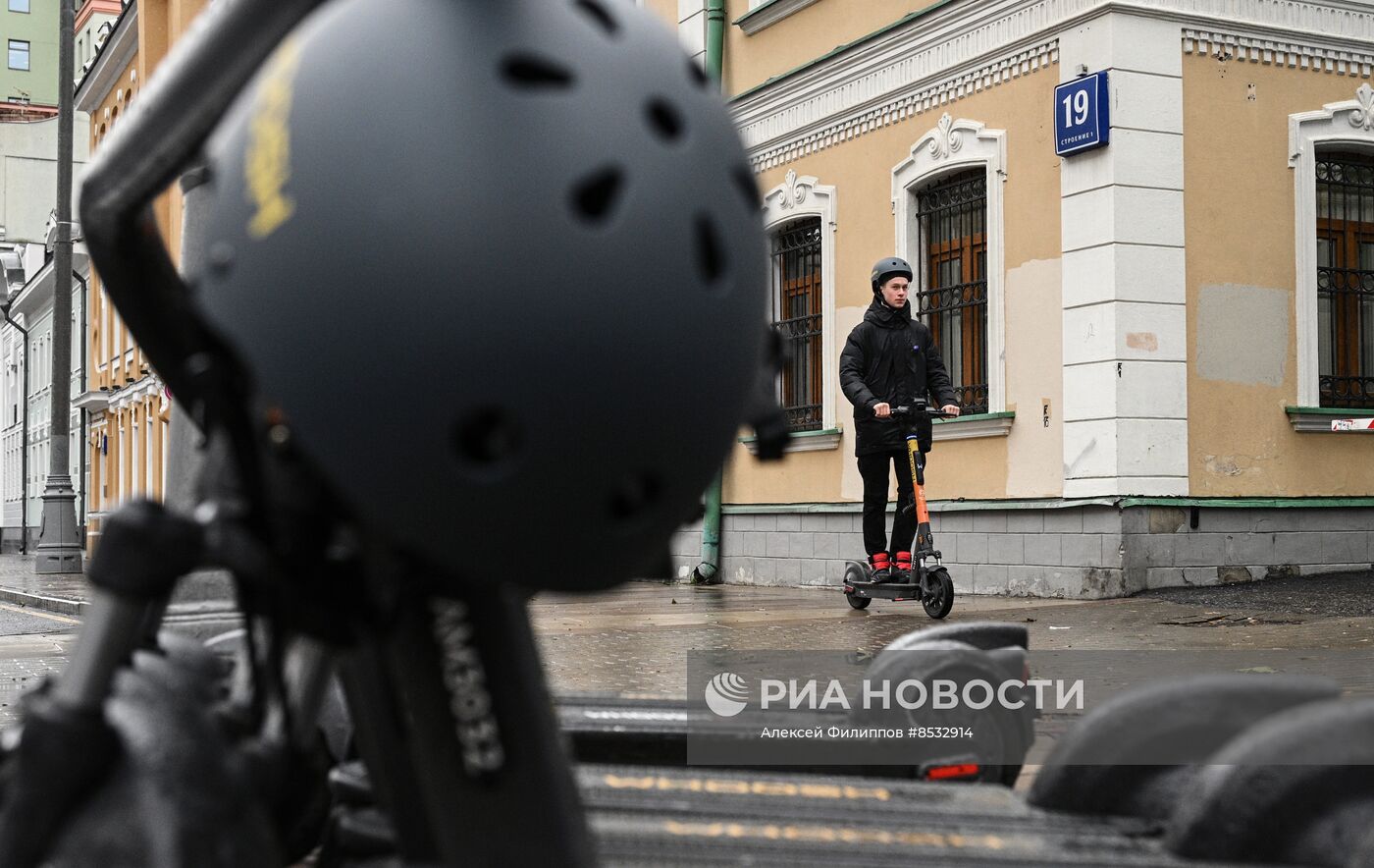 Электросамокаты в Москве начали оснащать шлемами