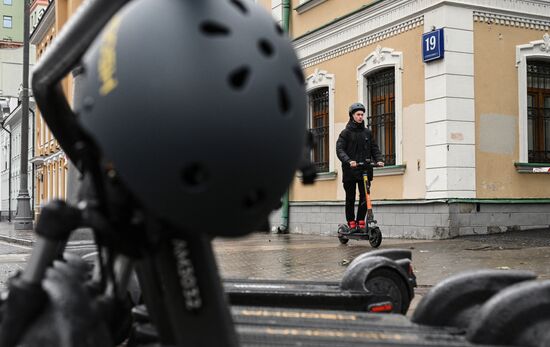 Электросамокаты в Москве начали оснащать шлемами