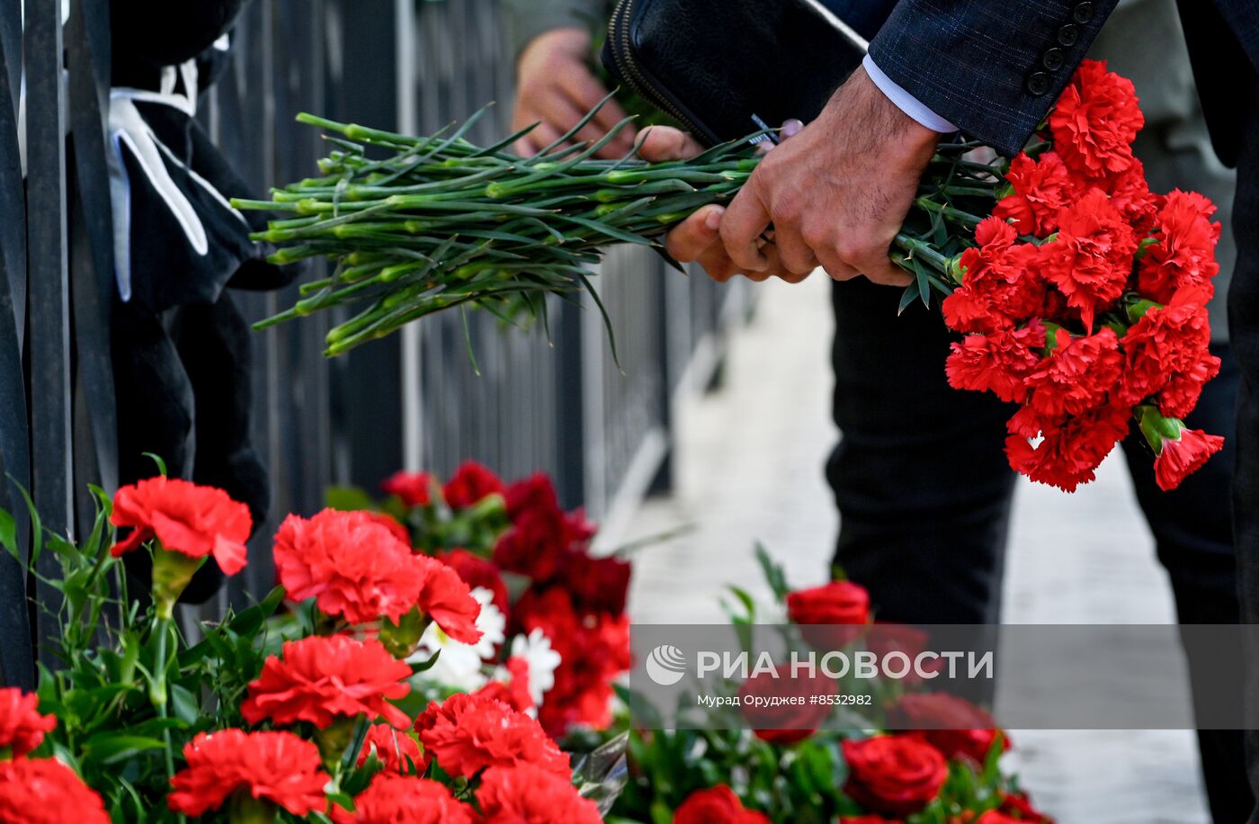К израильскому посольству в Баку несут цветы