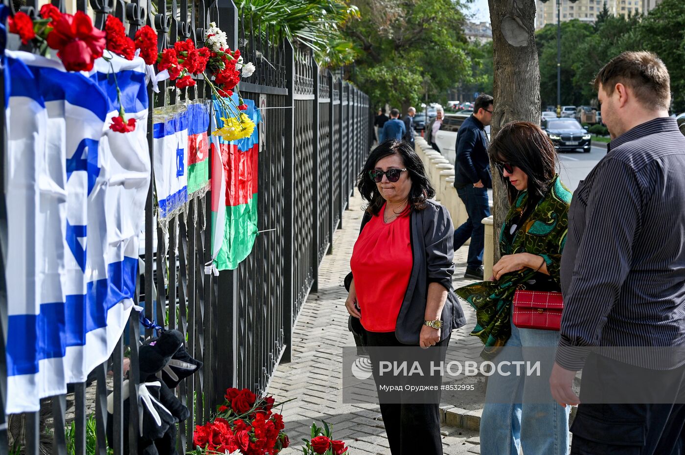 К израильскому посольству в Баку несут цветы