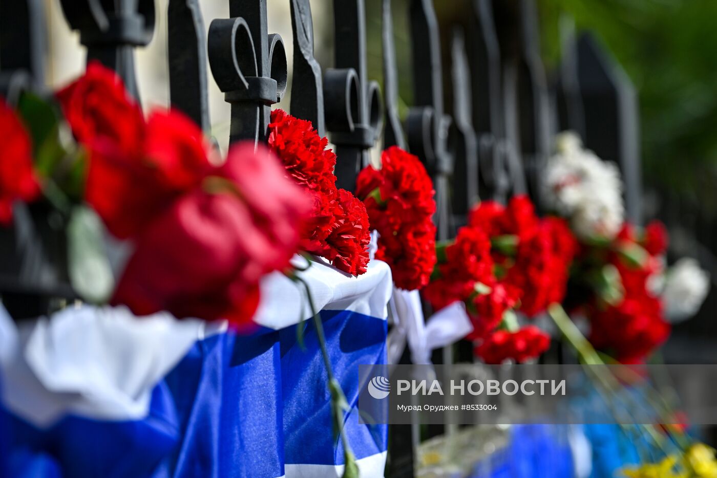 К израильскому посольству в Баку несут цветы