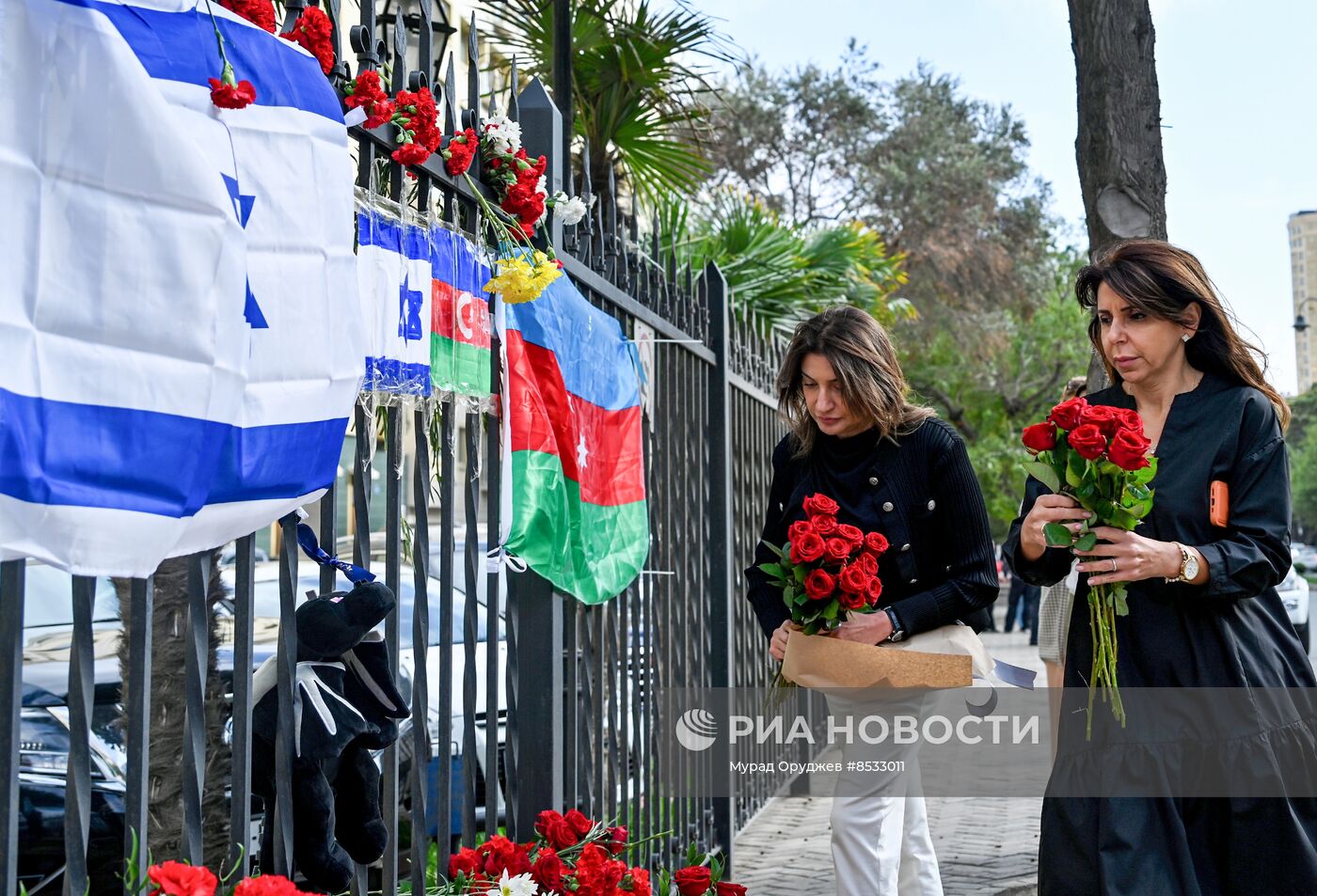 К израильскому посольству в Баку несут цветы
