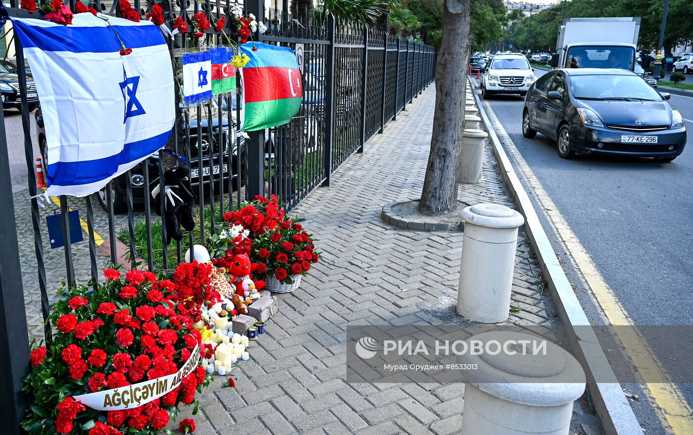 К израильскому посольству в Баку несут цветы