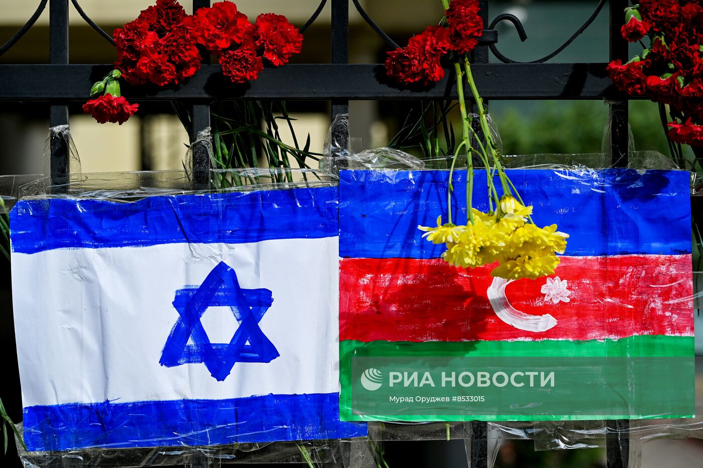 К израильскому посольству в Баку несут цветы