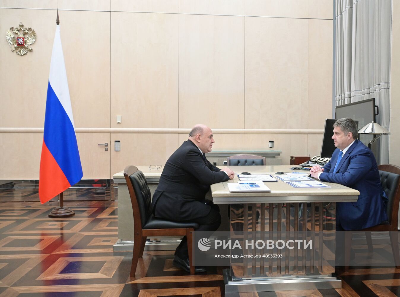 Премьер-министр РФ М. Мишустин встретился с главой Росавтодора Р. Новиковым