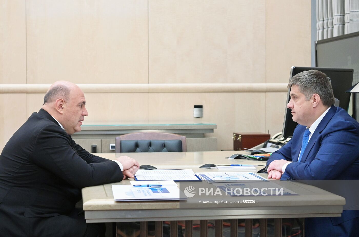 Премьер-министр РФ М. Мишустин встретился с главой Росавтодора Р. Новиковым