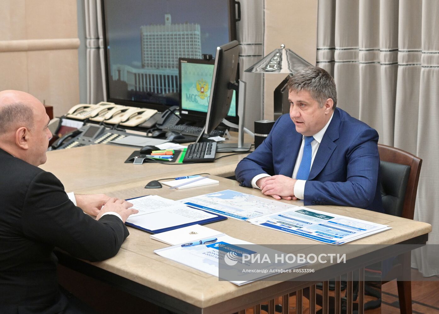 Премьер-министр РФ М. Мишустин встретился с главой Росавтодора Р. Новиковым