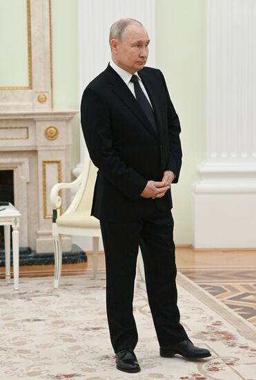 Встреча президента РФ В. Путина с премьер-министром Ирака М. ас-Судани  Встреча президента РФ В. Путина с премьер-министром Ирака М. ас-Судани 