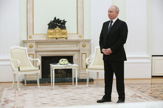 Встреча президента РФ В. Путина с премьер-министром Ирака М. ас-Судани 
