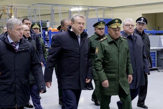 Министр обороны РФ С. Шойгу проверил выполнение гособоронзаказа на предприятии ОПК в Ульяновске