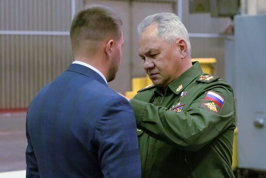Министр обороны РФ С. Шойгу проверил выполнение гособоронзаказа на предприятии ОПК в Ульяновске