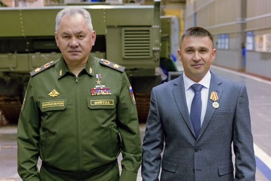 Министр обороны РФ С. Шойгу проверил выполнение гособоронзаказа на предприятии ОПК в Ульяновске