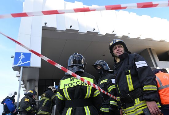 Обстановка около станции метро Печатники , где столкнулись два поезда