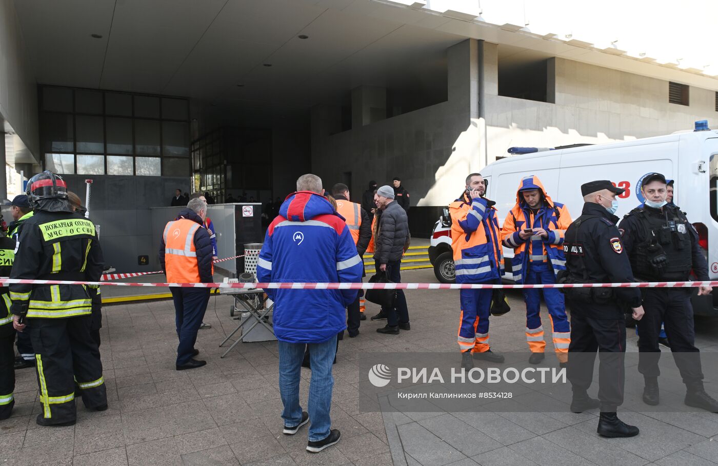 Обстановка около станции метро Печатники , где столкнулись два поезда