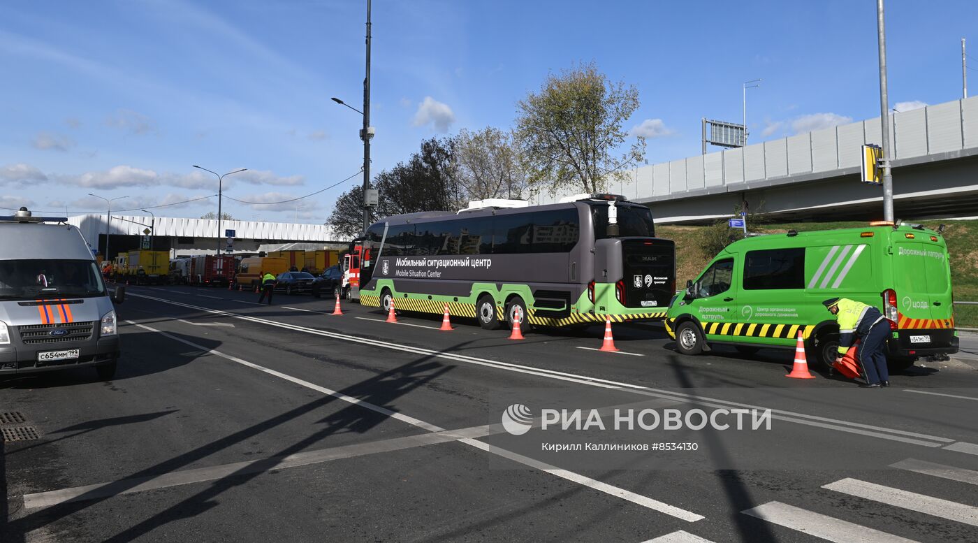 Обстановка около станции метро Печатники , где столкнулись два поезда