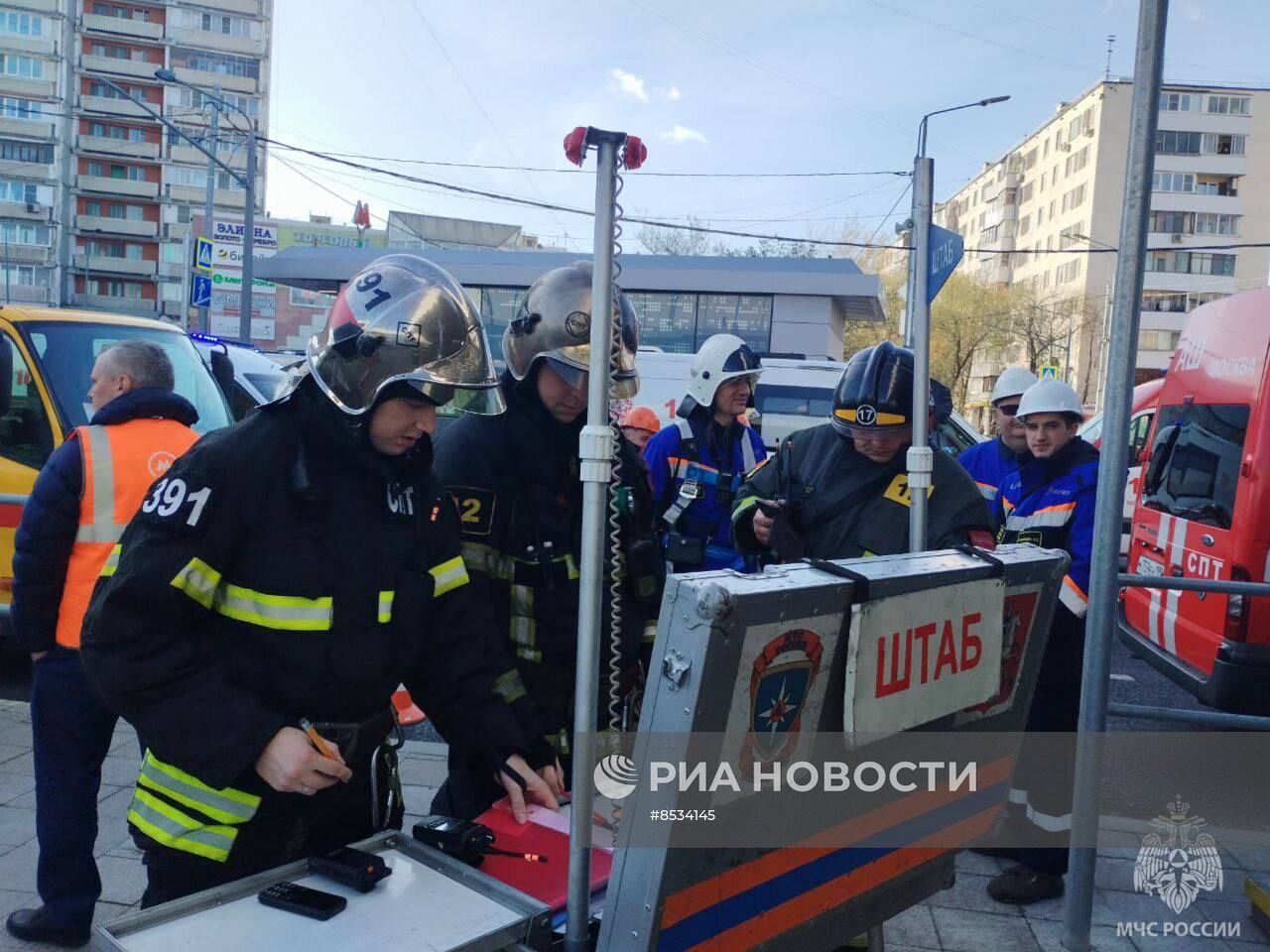 Обстановка около станции метро Печатники , где столкнулись два поезда