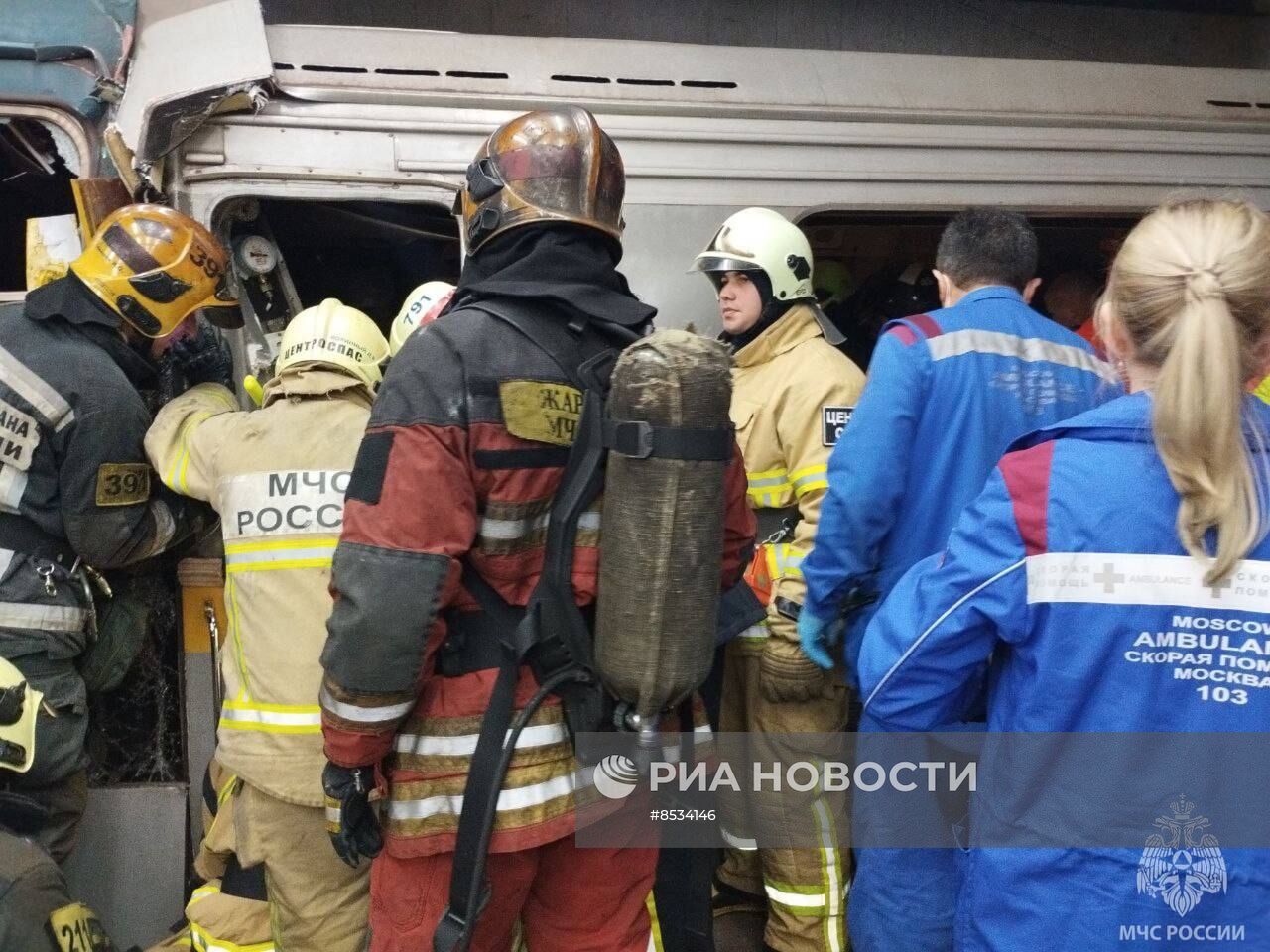 Обстановка около станции метро Печатники , где столкнулись два поезда