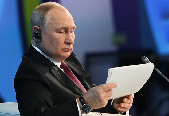 Президент РФ В. Путин выступил на пленарном заседании форума "РЭН-2023"