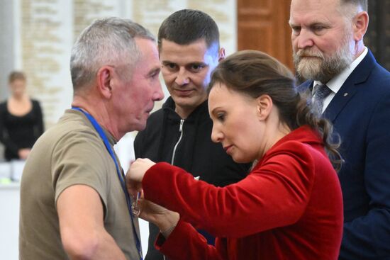 Вручение медалей общественного признания "Отец солдата"