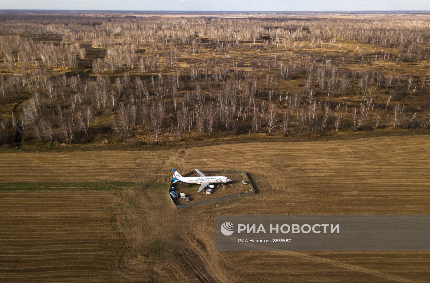 Самолёт "Уральских авиалиний" в поле в Новосибирской области 
