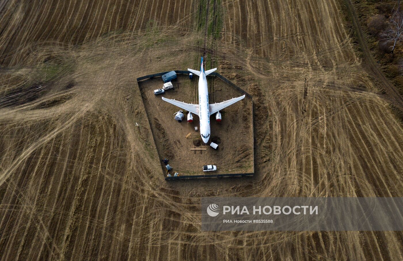 Самолёт "Уральских авиалиний" в поле в Новосибирской области