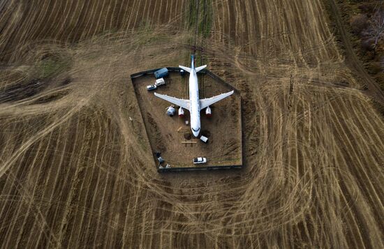 Самолёт "Уральских авиалиний" в поле в Новосибирской области