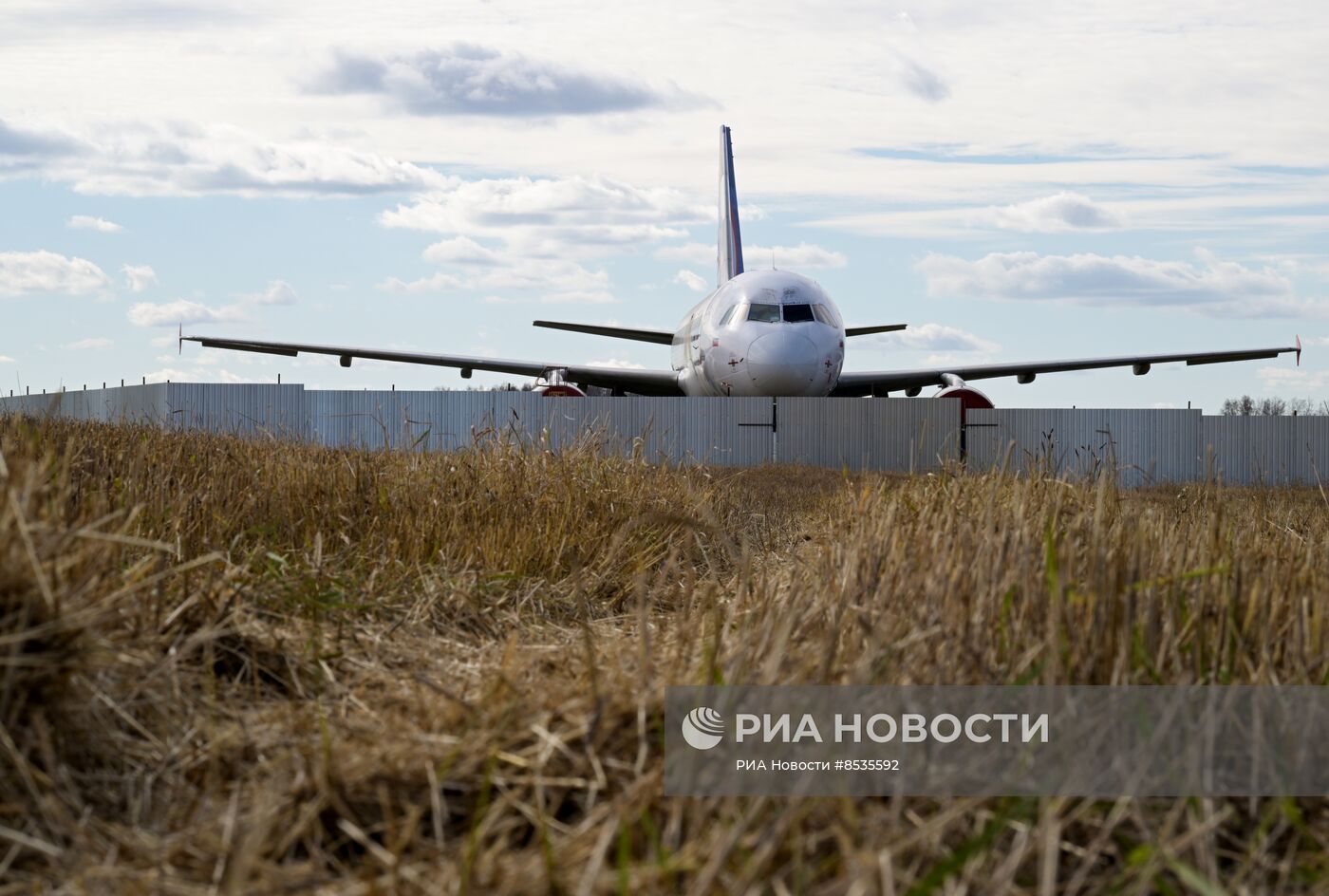 Самолёт "Уральских авиалиний" в поле в Новосибирской области