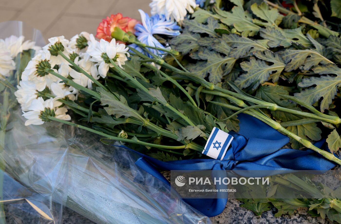 Цветы в память о погибших в результате палестино-израильского конфликта