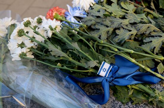 Цветы в память о погибших в результате палестино-израильского конфликта