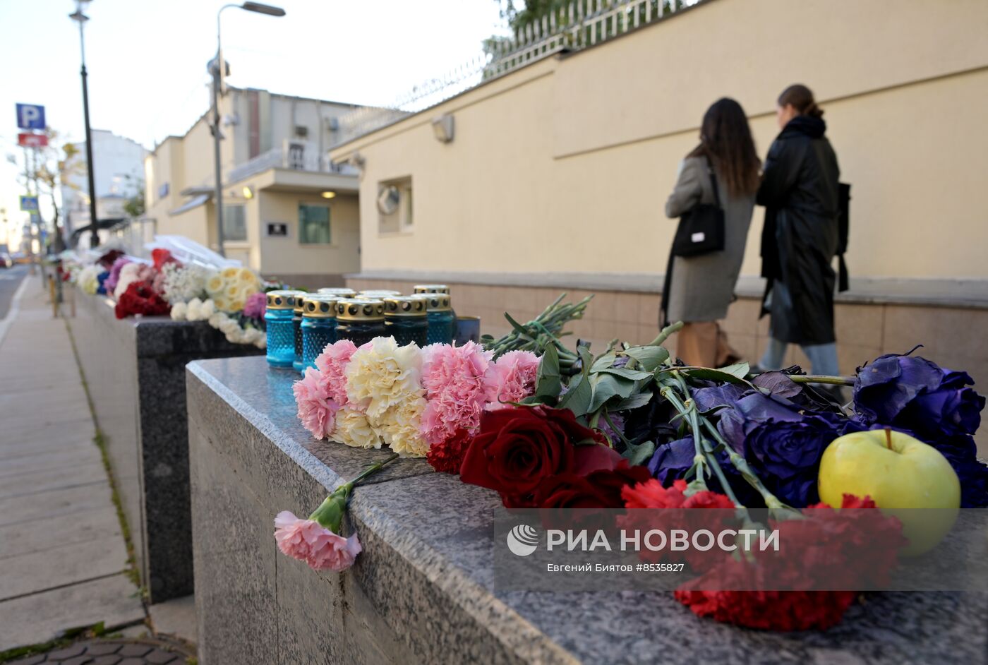 Цветы в память о погибших в результате палестино-израильского конфликта