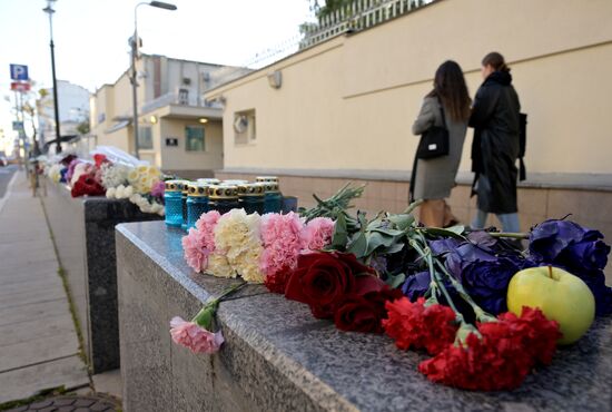 Цветы в память о погибших в результате палестино-израильского конфликта