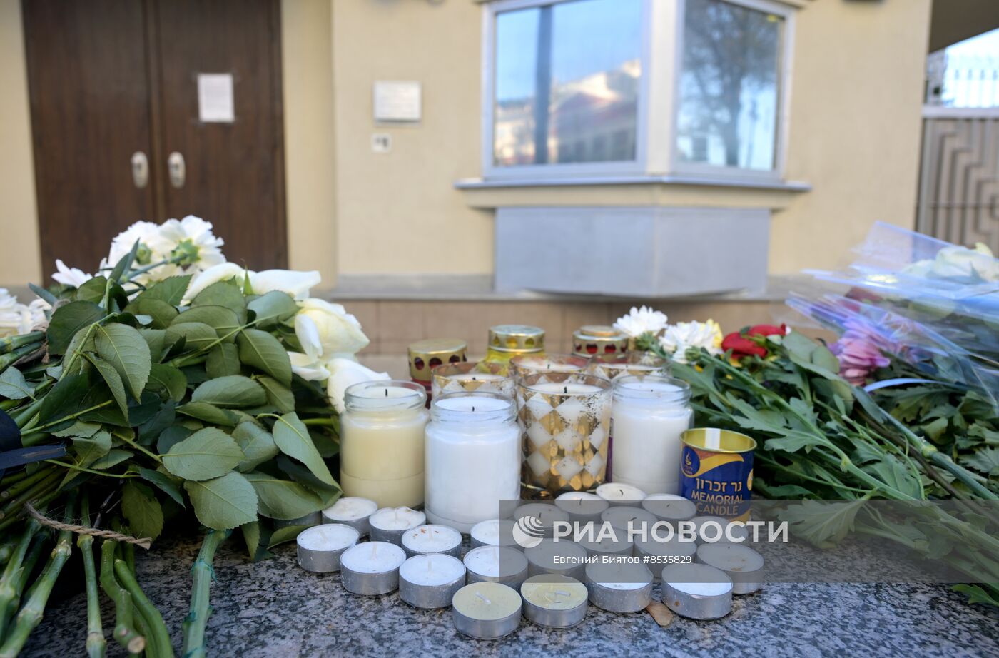 Цветы в память о погибших в результате палестино-израильского конфликта