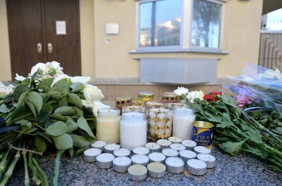 Цветы в память о погибших в результате палестино-израильского конфликта