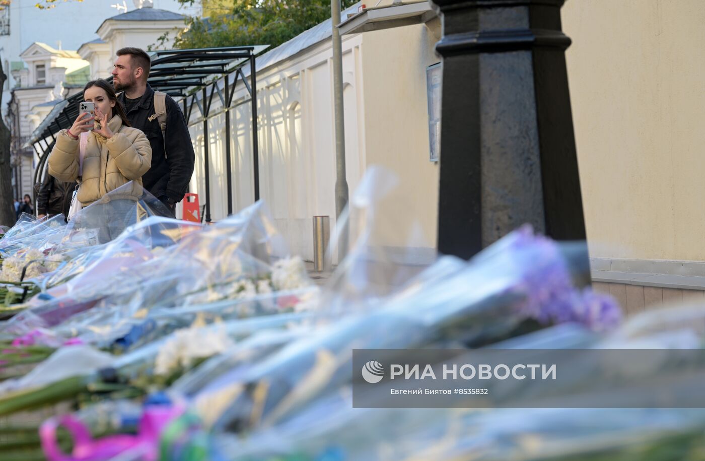 Цветы в память о погибших в результате палестино-израильского конфликта