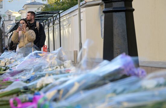 Цветы в память о погибших в результате палестино-израильского конфликта