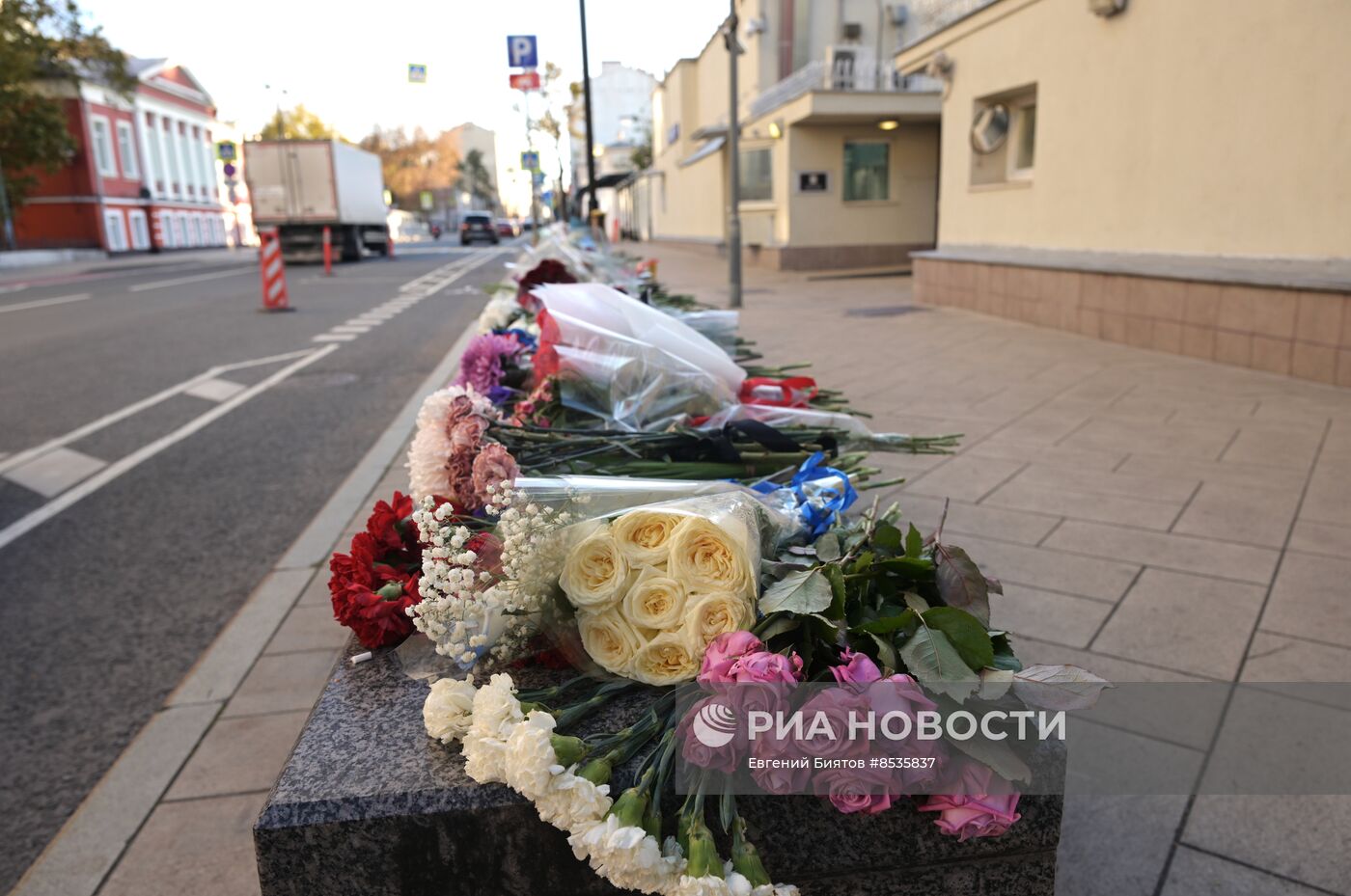 Цветы в память о погибших в результате палестино-израильского конфликта