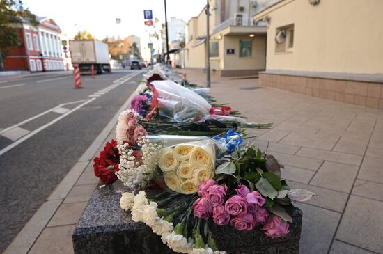 Цветы в память о погибших в результате палестино-израильского конфликта