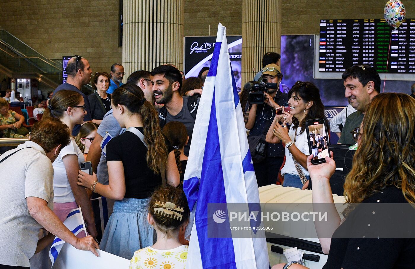 Израильтяне, возвращающиеся на родину, в аэропорту Бен-Гурион