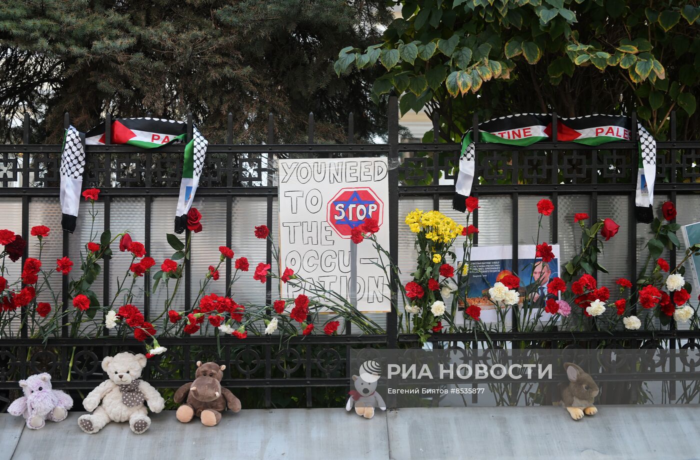 Цветы в память о погибших в результате палестино-израильского конфликта