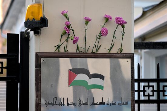 Цветы в память о погибших в результате палестино-израильского конфликта