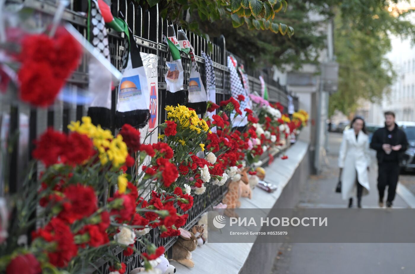 Цветы в память о погибших в результате палестино-израильского конфликта