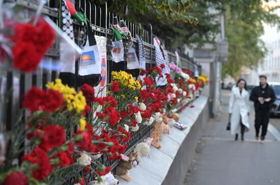 Цветы в память о погибших в результате палестино-израильского конфликта