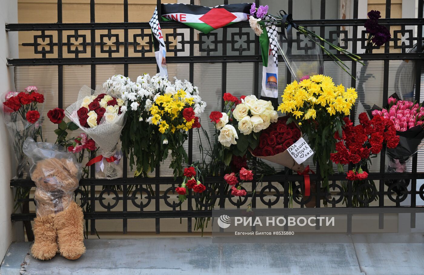 Цветы в память о погибших в результате палестино-израильского конфликта