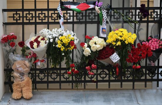 Цветы в память о погибших в результате палестино-израильского конфликта