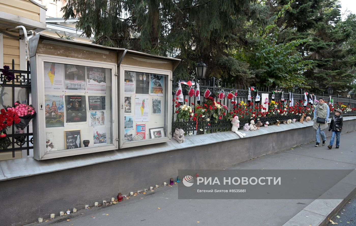 Цветы в память о погибших в результате палестино-израильского конфликта