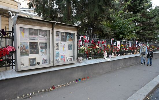 Цветы в память о погибших в результате палестино-израильского конфликта