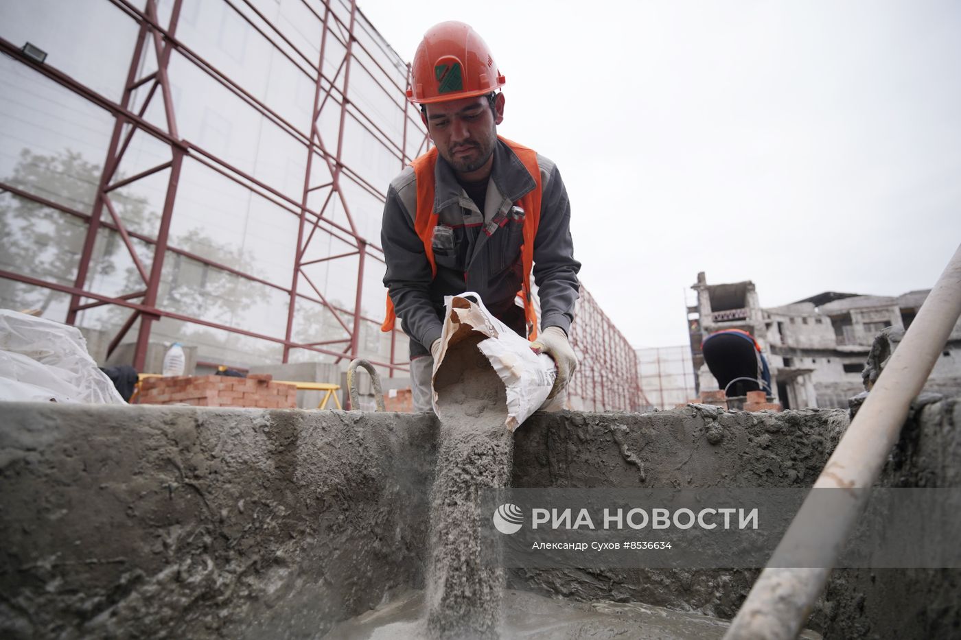 Строительные работы по восстановлению Мариупольского драмтеатра